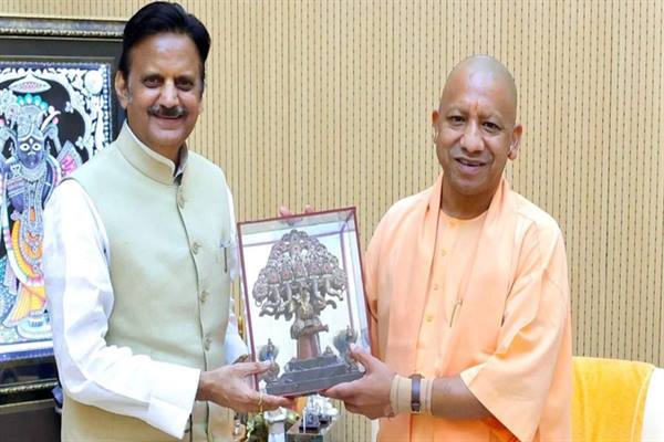 उप मुख्यमंत्री श्री शुक्ल ने उत्तरप्रदेश के मुख्यमंत्री श्री आदित्यनाथ से सौजन्य भेंट की