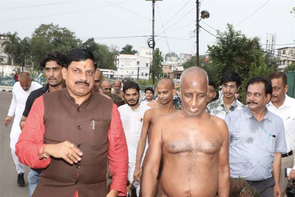 मुख्यमंत्री डॉ. यादव ने वीआईपी मार्ग पर काफिला रुकवा कर किया आचार्य विनम्र सागर जी का स्वागत