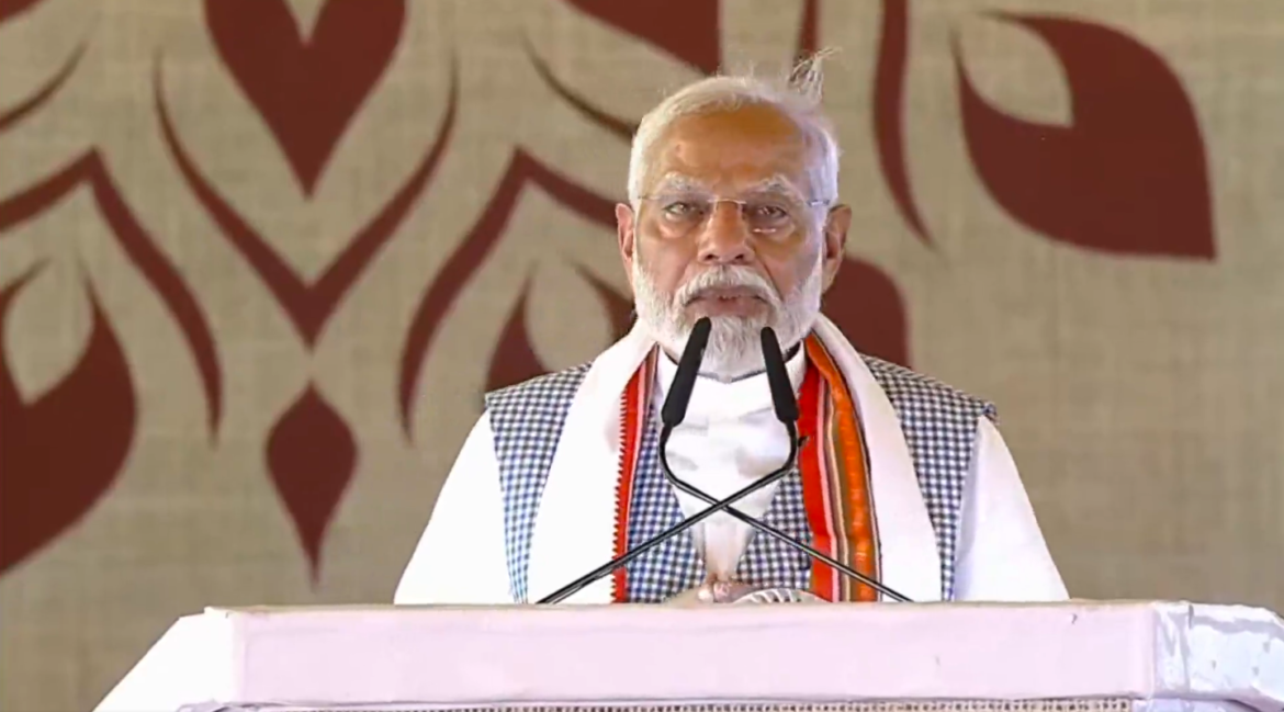 लोकसभा चुनाव 2024 में वाराणसी से तीसरी बार सांसद बनने के बाद पीएम मोदी मंगलवार को आभार जताने काशी पहुंचे।