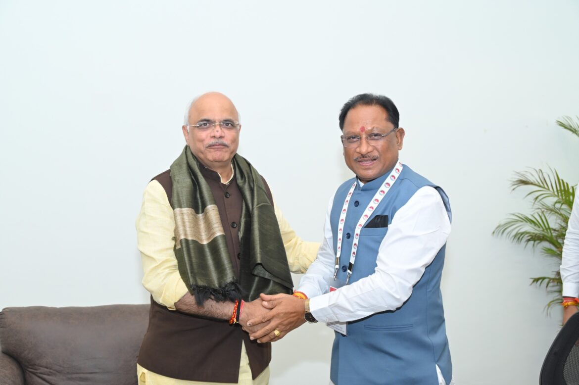 आईआईएम रायपुर में आयोजित चिंतन शिविर में डॉ. विनय सहस्त्रबुद्धे ने ‘जनकल्याण से सर्वोदय‘ पर दिया व्याख्यान