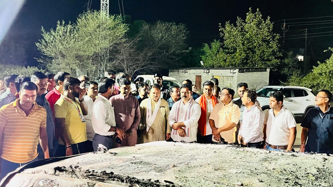 जिला मुख्यालय बलौदाबाजार में की गई तोड़फोड़ एवं आगजनी की घटना का जायजा लेने पहुँचे उपमुख्यमंत्री श्री विजय शर्मा