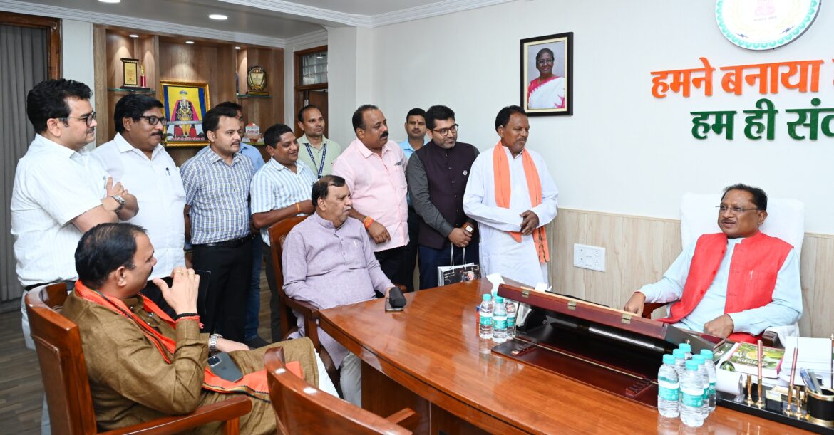 मुख्यमंत्री श्री विष्णुदेव साय की संवेदनशील पहल: एक बुजुर्ग व्यक्ति के कानों में फिर से गूंजेगी आवाजमुख्यमंत्री के निर्देश पर मात्र 2 दिनों के भीतर ही श्री कायता के कानों में फिट किया गया डिजिटल श्रवण यंत्र