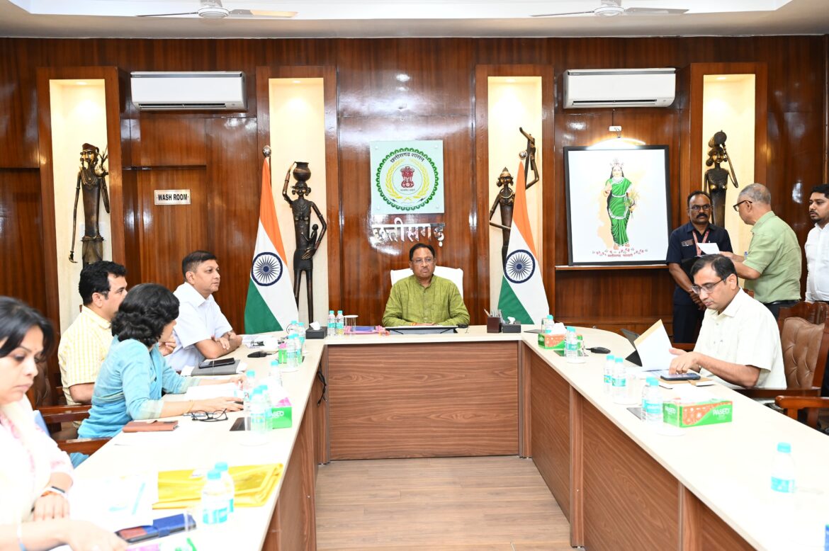 मुख्यमंत्री श्री विष्णुदेव साय ने अपने निवास कार्यालय में मत्स्य पालन , पशुपालन और दुग्ध महासंघ के काम काज की समीक्षा की