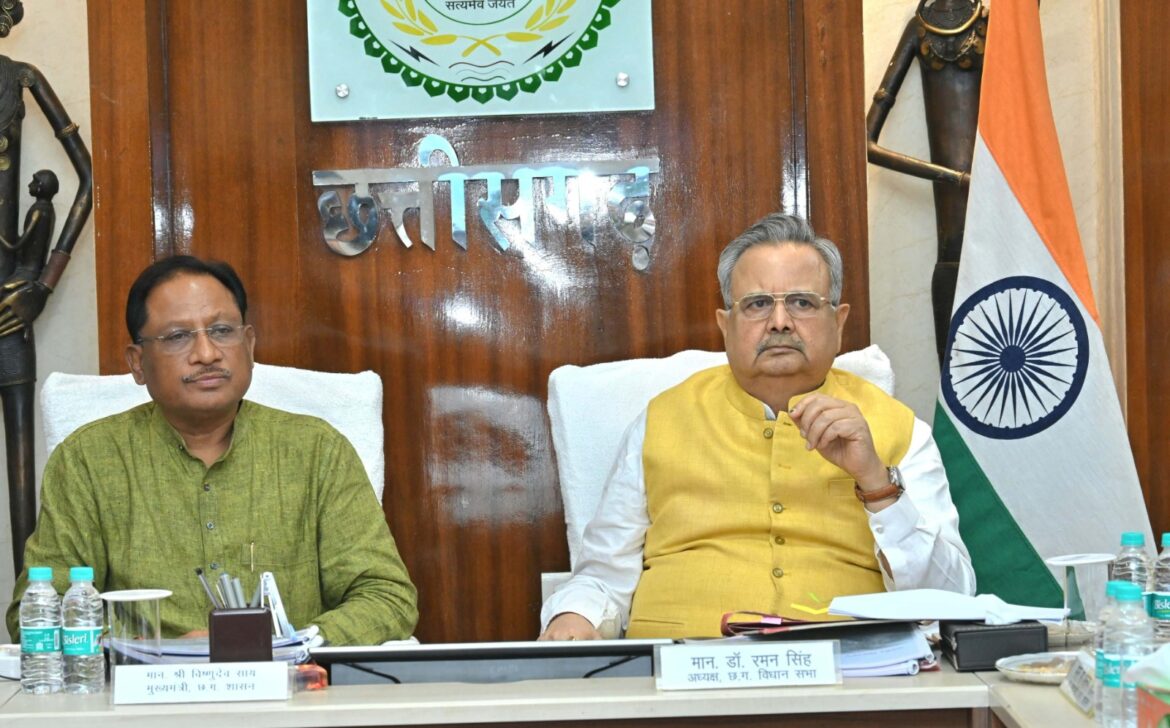 मुख्यमंत्री श्री विष्णु देव साय और विधानसभा अध्यक्ष डॉ. रमन सिंह ने नवा रायपुर में निर्माणाधीन नवीन विधानसभा भवन की प्रगति की समीक्षा की