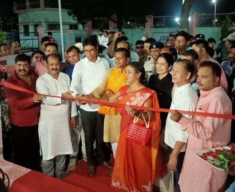 वित्त मंत्री ने रायगढ़ स्टेडियम में 37.75 लाख की लागत से तैयार दो आउट डोर बैडमिंटन कोर्ट एवं बॉक्स क्रिकेट ग्राउंड का किया लोकार्पण