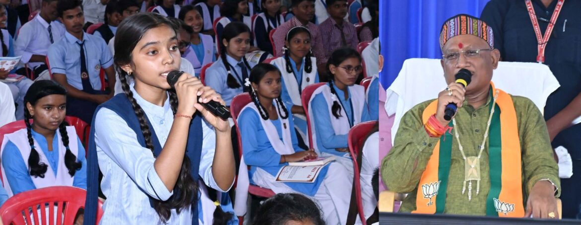 धमतरी जिले में जिला प्रशासन द्वारा आयोजित मिशन अव्वल, मेधावी विद्यार्थी सम्मान समारोह में बच्चों की जिज्ञासा का मुख्यमंत्री श्री विष्णु देव साय ने किया समाधान