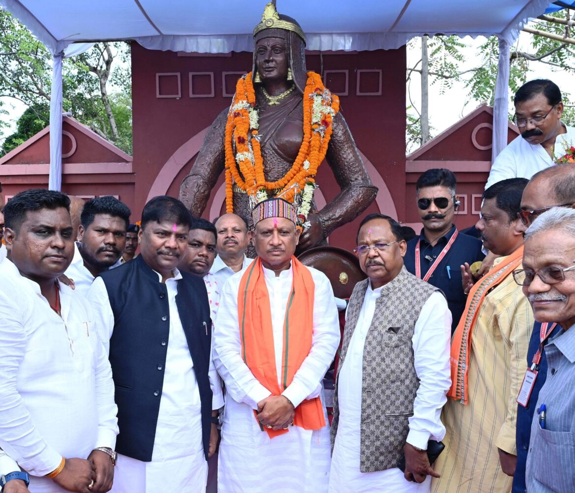 मुख्यमंत्री श्री विष्णु देव साय ने वीरंगना रानी दुर्गावती की प्रतिमा पर माल्यार्पण कर उन्हें नमन किया