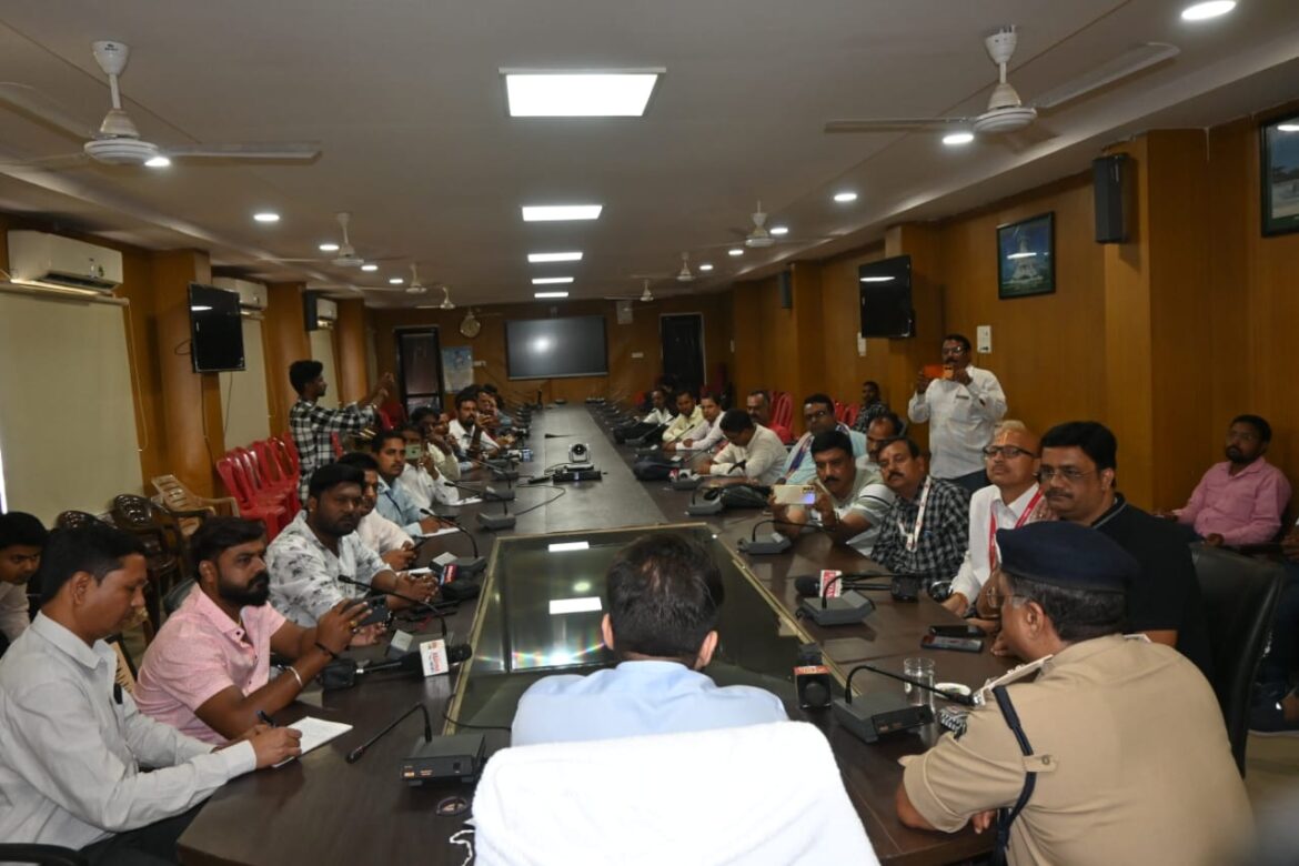 बलौदाबाजार आगजनी की घटना में करीब 12 करोड़ क्षति का अनुमान : कलेक्टर -एसपी ने भविष्य की रणनीति को लेकर मीडिया से की चर्चा