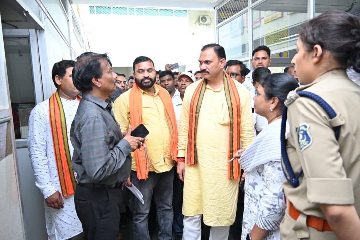 स्वास्थ्य मंत्री श्री श्याम बिहारी जायसवाल ने जिला चिकित्सालय का किया निरीक्षण