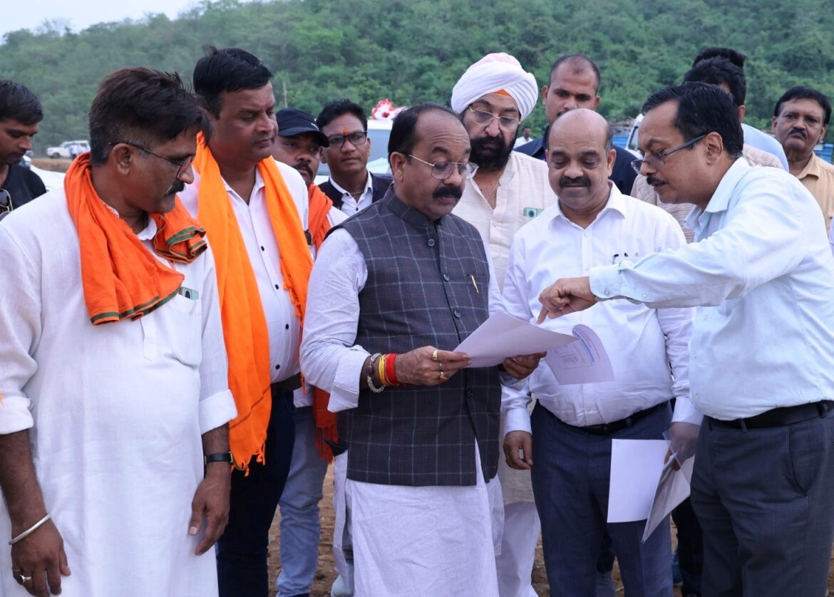 उप मुख्यमंत्री श्री अरुण साव ने मल्टी-विलेज जलप्रदाय योजना और सड़क निर्माण कार्यों का किया निरीक्षण