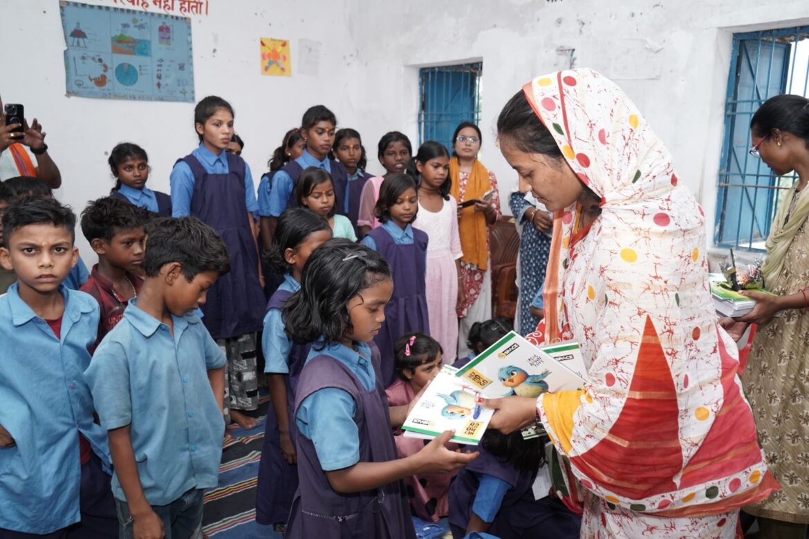 महिला एवं बाल विकास मंत्री श्रीमती लक्ष्मी राजवाड़े शाला प्रवेश उत्सव में हुई शामिल