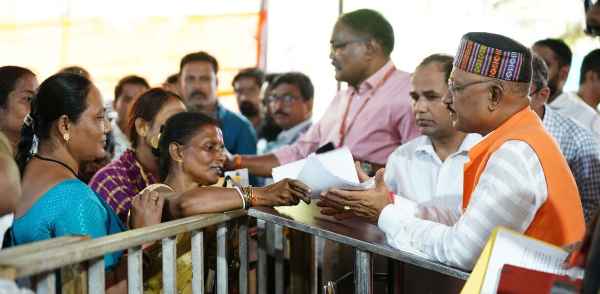 जनदर्शन प्रारंभ: मुख्यमंत्री श्री साय आत्मीयता से मिल रहे हैं नागरिकों से