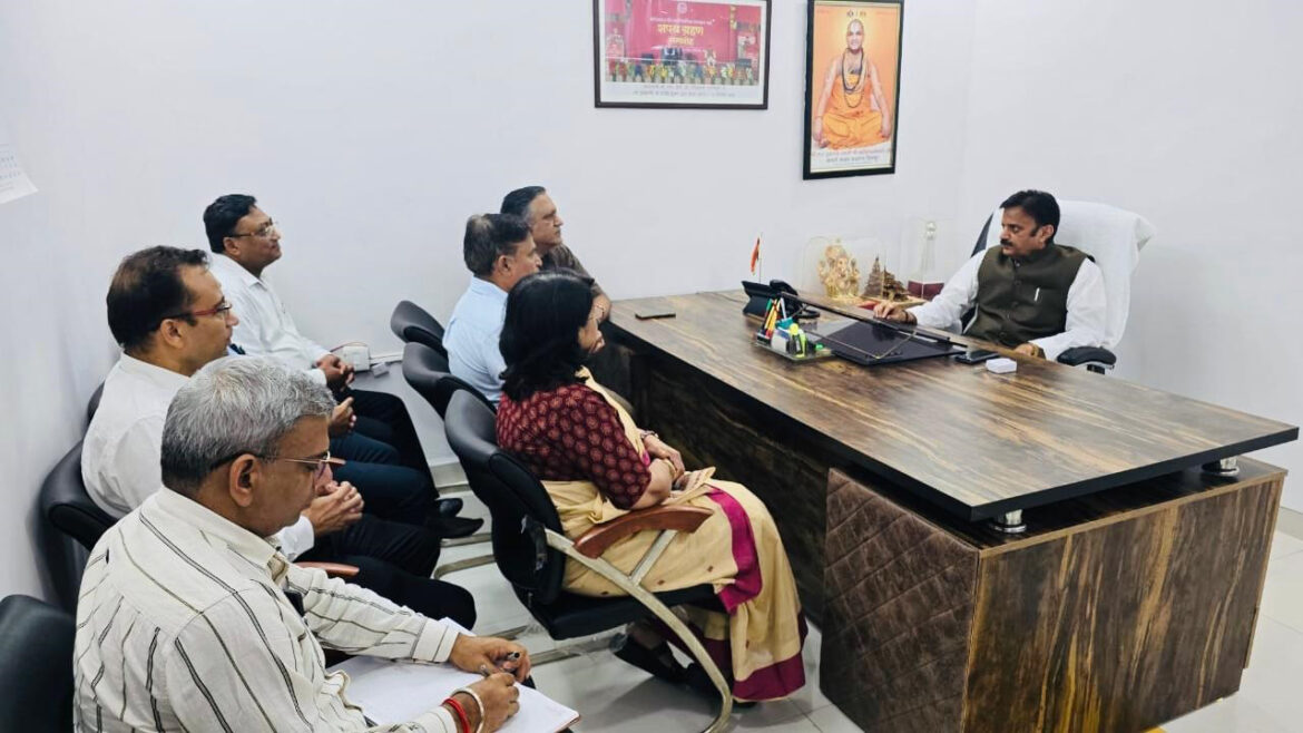 मरीज़ों को सहज एवं गुणवत्तापूर्ण स्वास्थ्य सेवाओं का प्रदाय सुनिश्चित करें: उप-मुख्यमंत्री श्री शुक्ल