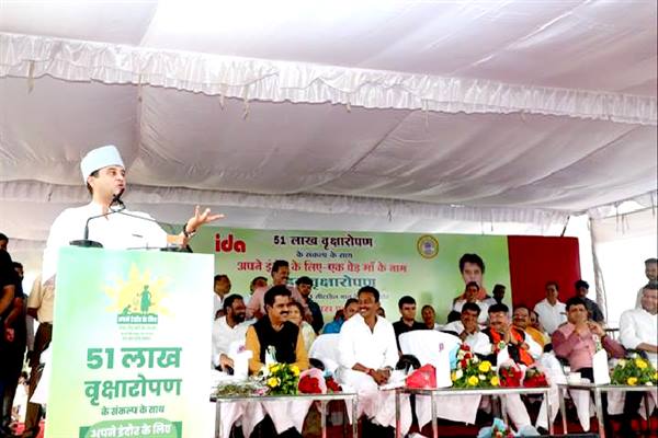 केन्द्रीय मंत्री श्री सिंधिया ने अपनी माँ की याद में किया पौध-रोपण