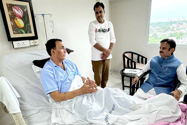 उप-मुख्यमंत्री श्री शुक्ल ने राज्यमंत्री श्री पंवार का कुशल-क्षेम लिया