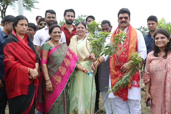 पौधा लगाएं और संकल्प लें उसकी देखभाल का – मंत्री श्री राजपूत