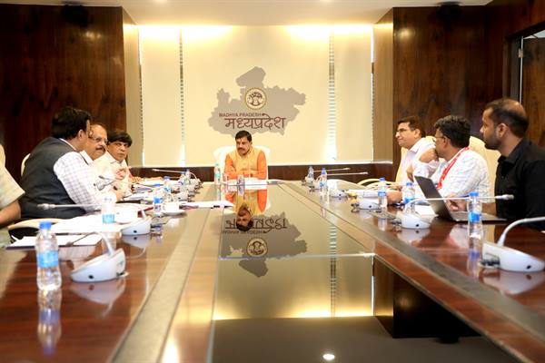 मुख्यमंत्री ने मंत्रालय में की योजनाओं की समीक्षा