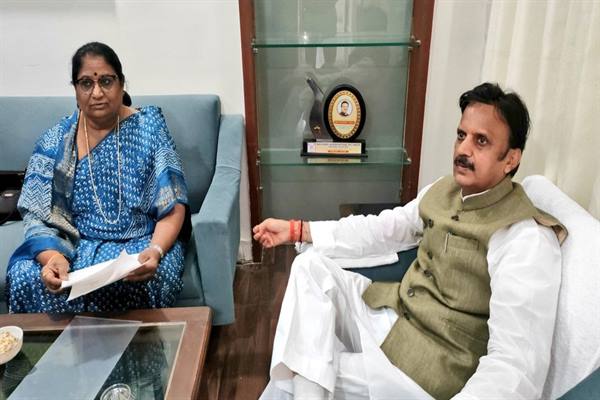 उप-मुख्यमंत्री श्री राजेंद्र शुक्ल से महिला एवं बाल विकास मंत्री सुश्री भूरिया ने सौजन्य भेंट की