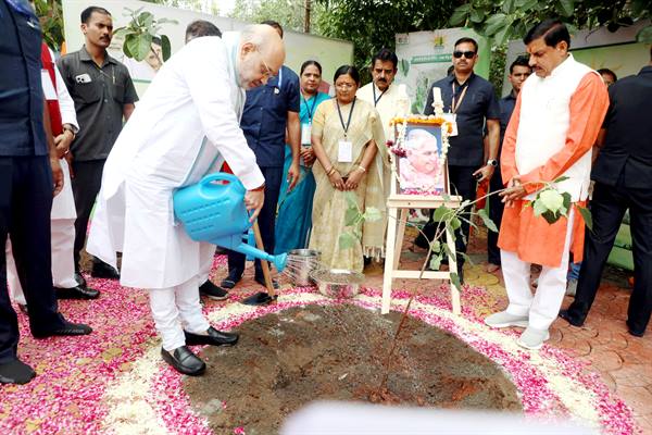 केंद्रीय गृह मंत्री श्री शाह और मुख्यमंत्री डॉ.यादव ने इंदौर के पितरेश्वर हनुमान मंदिर में किया दर्शन-पूजन