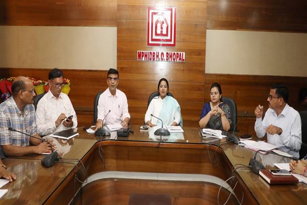 राज्यमंत्री श्रीमती बागरी ने एमपी हाउसिंग बोर्ड की समीक्षा बैठक ली, कमिश्नर ने दी सभी योजनाओं की जानकारी
