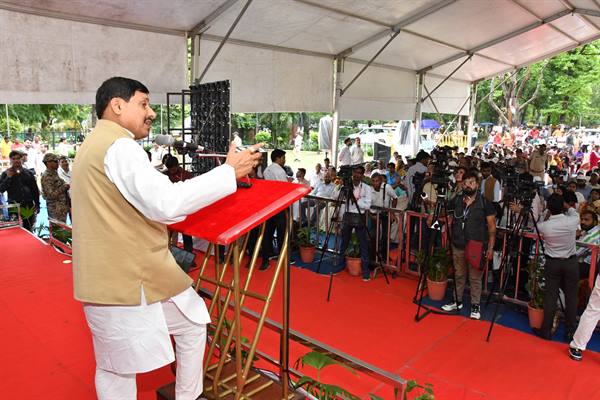 प्राकृतिक रूप से तालाब के पानी को स्वच्छ करने का अद्भुत नवाचार है नीर नवजीवन परियोजना : मुख्यमंत्री डॉ. यादव