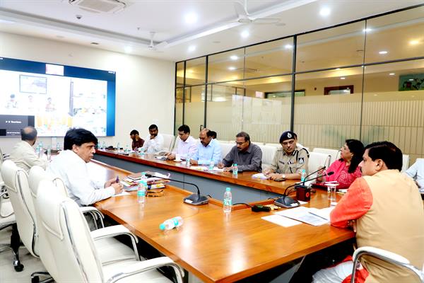 मुख्यमंत्री ने श्रावण माह के त्योहारों के प्रबंधों व्यवस्थाओं की समीक्षा की