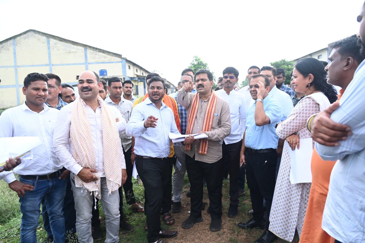 उपमुख्यमंत्री श्री शर्मा ने कबीरधाम में प्रस्तावित मेडिकल कालेज के स्थल और भवन निर्माण के ड्राइंग-डिजाइन का किया अवलोकन