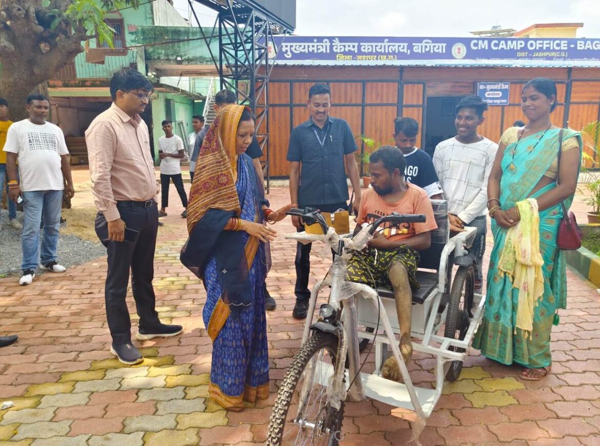 मुख्यमंत्री श्री विष्णुदेव साय के निर्देश पर दिव्यांग को मिला बैटरी चलित ट्राई सायकल