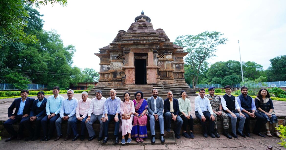 वित्त आयोग के अध्यक्ष डॉ. पनगढ़िया नारायणपाल मंदिर की वस्तुकला देखकर प्रभावित हुए