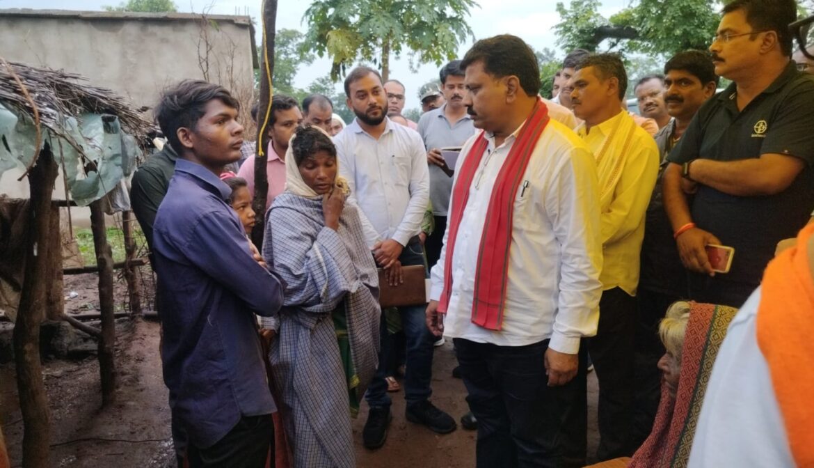 उपमुख्यमंत्री श्री शर्मा ने सुदूर वनांचल क्षेत्र चिल्फी, झलमला और तरेगांव जंगल के शासकीय अस्पताल में सोनोग्राफी मशीन डीएमएफ से शीघ्र क्रय करने के निर्देश दिए