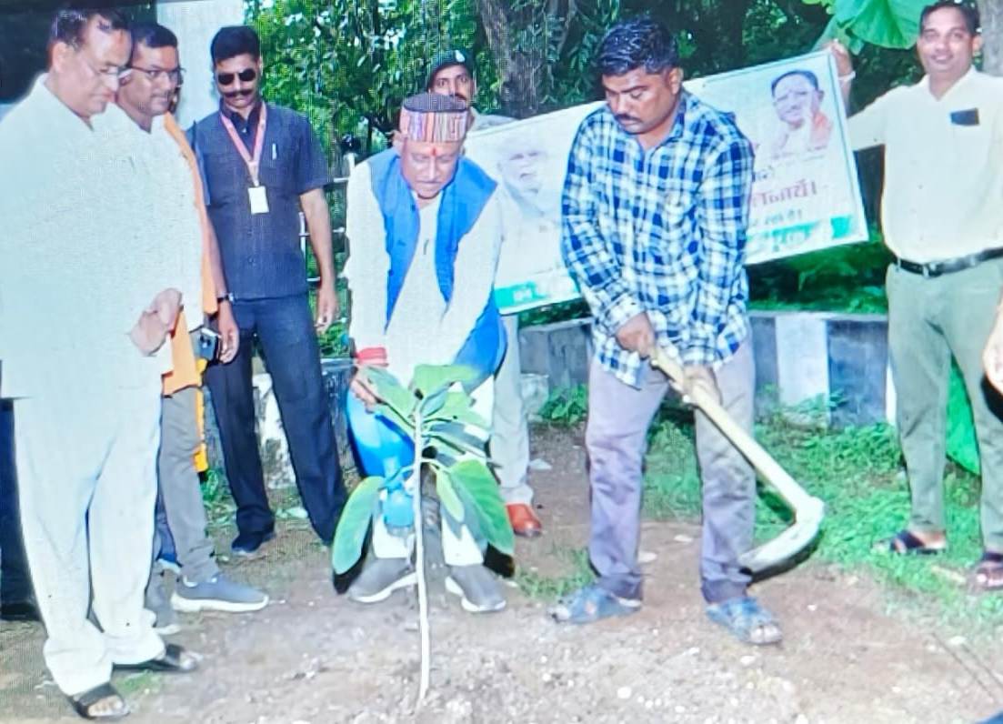 मुख्यमंत्री ने सर्किट हॉउस कसडोल में लगाया बरगद का पौधा