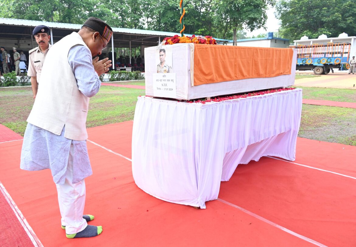 मुख्यमंत्री और उपमुख्यमंत्री ने नक्सल हमले में शहीद जवान श्री भरत लाल साहू को पुष्पचक्र अर्पित कर दी श्रद्धांजलि