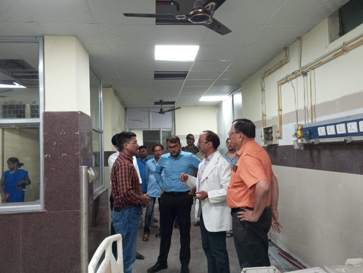 मलेरिया व डायरिया पीड़ित मरीजों को देखने सिम्स और जिला अस्पताल पहुंचे कलेक्टर