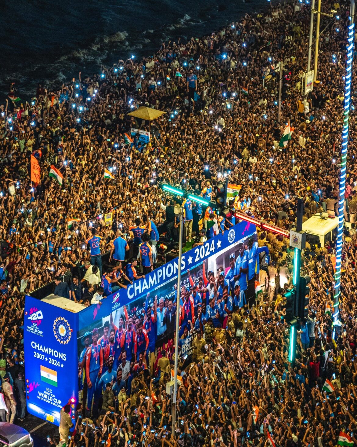 मरीन ड्राइव पर जश्न में डूबे फैंस : टीम इंडिया विक्टरी परेड