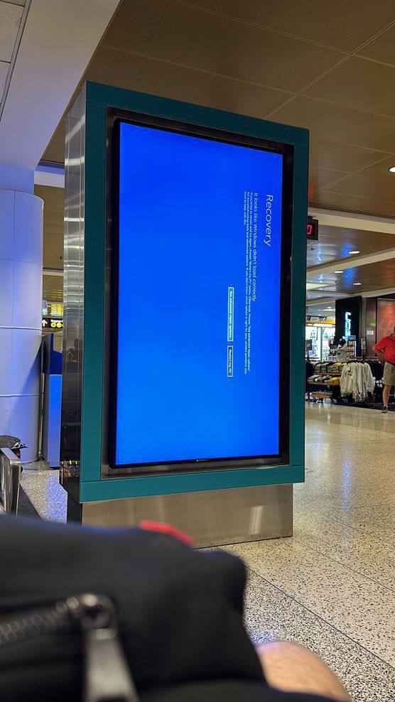 माइक्रोसॉफ्ट के सर्वर में गड़बड़ी के कारण एयरपोर्ट, बैंक और स्टॉक एक्सचेंज से लेकर न्यूज चैनल तक प्रभावित हुए