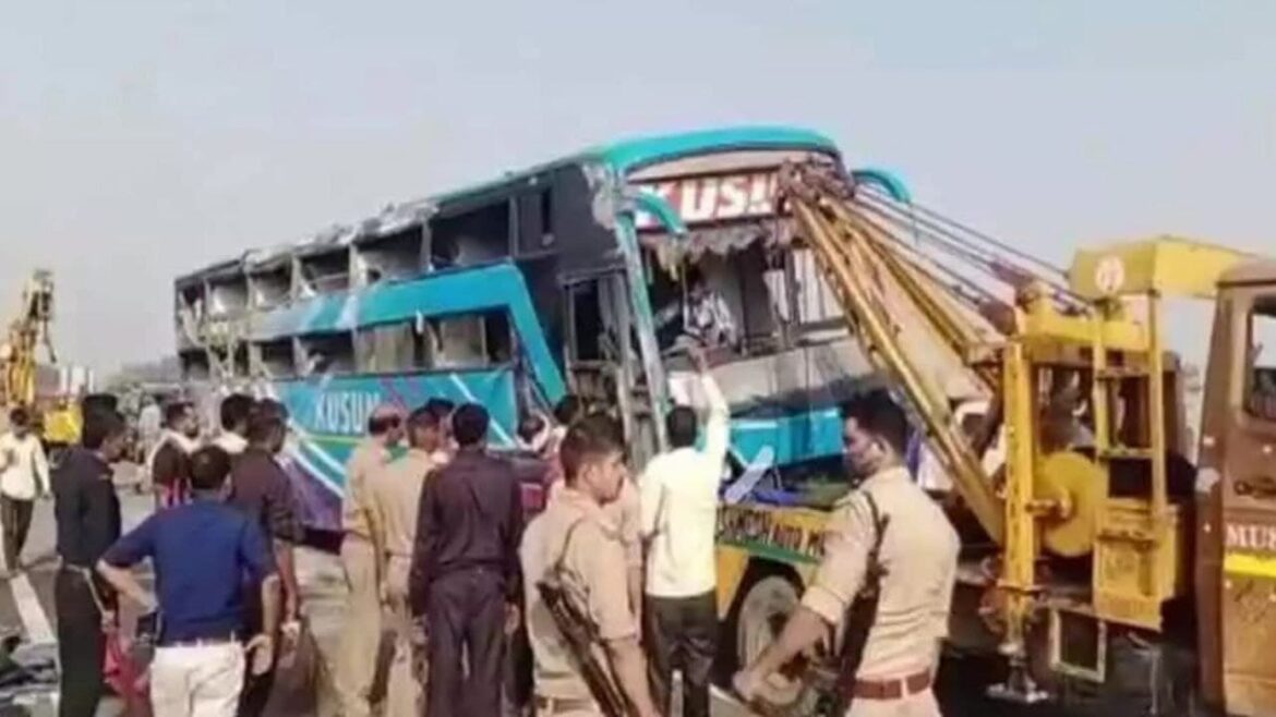 आगरा लखनऊ एक्सप्रेसवे पर हुए दर्दनाक हादसे में 18 बस यात्रियों की मौत