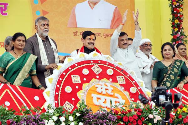 मुख्यमंत्री नरसिंहपुर में लाड़ली बहनों के आभार सह उपहार कार्यक्रम में हुए शामिल