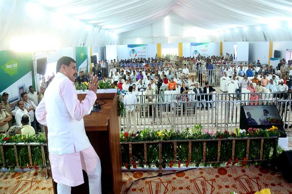 मुख्यमंत्री ने बहुराष्ट्रीय नॉन वूवन फैब्रिक यूनिट का किया भूमिपूजन