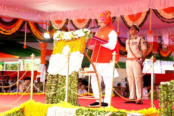 मुख्यमंत्री ने पदक अलंकरण समारोह में पुलिस अधिकारियों व कर्मियों को किया सम्मानित