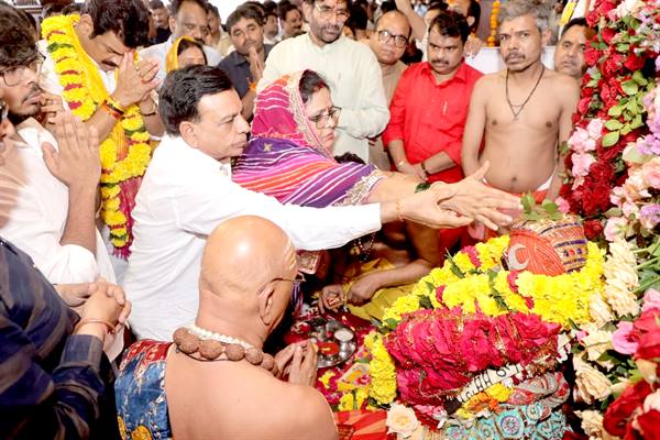 उप मुख्यमंत्री श्री देवड़ा और खाद्य नागरिक आपूर्ति मंत्री श्री राजपूत बाबा महाकाल की सवारी में हुए शामिल