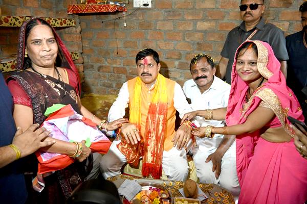 रक्षाबंधन पर अपने भैया मोहन को अपने घर में देख भाव विभोर हुई बहनें