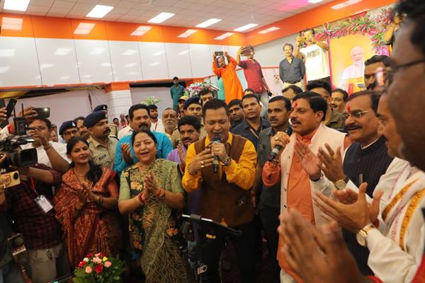 पन्ना के श्री जुगल किशोर मंदिर में जन्माष्टमी पर्व की पूर्व संध्या पर श्री कृष्ण पर्व का हर्षोल्लास के साथ हुआ आयोजन