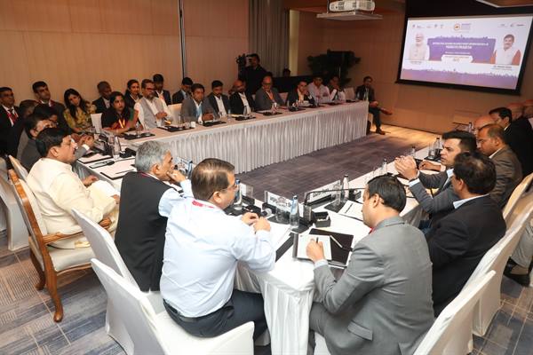 मुख्यमंत्री ने इन्वेस्ट मध्यप्रदेश रोड-शो में जीसीसी पर राउंड-टेबल मीटिंग में उद्योगपतियों से किया संवाद