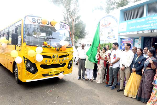राज्यमंत्री श्रीमती गौर ने स्कूल की नि:शुल्क परिवहन सेवा का किया शुभांरभ