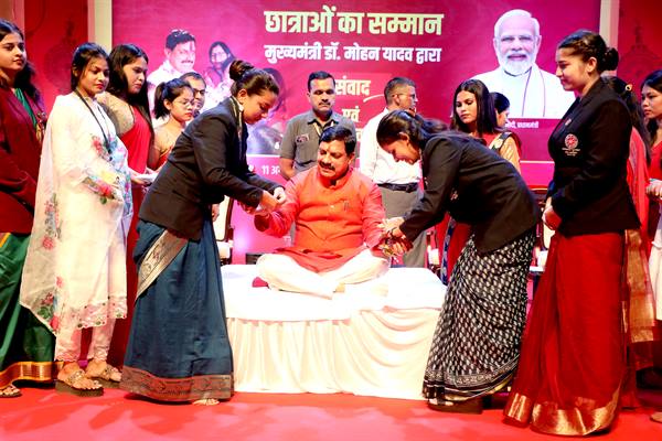 विद्यालय-महाविद्यालयीन छात्राओं के सम्मान समारोह में शामिल हुए मुख्यमंत्री