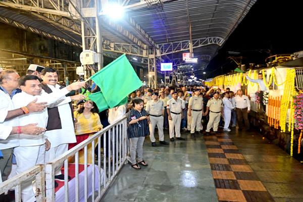 भोपाल से रीवा के लिए प्रारंभ हुई नई एक्सप्रेस ट्रेन:मुख्यमंत्री डॉ. यादव ने हरी झंडी दिखाकर किया रवाना