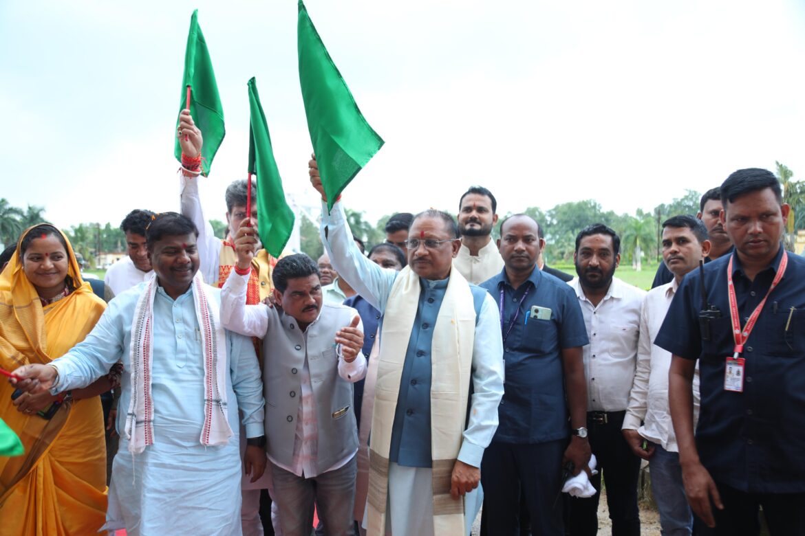मुख्यमंत्री श्री विष्णुदेव साय ने जल शक्ति अभियान के जागरूकता वाहन को हरी झंडी दिखाकर किया रवाना