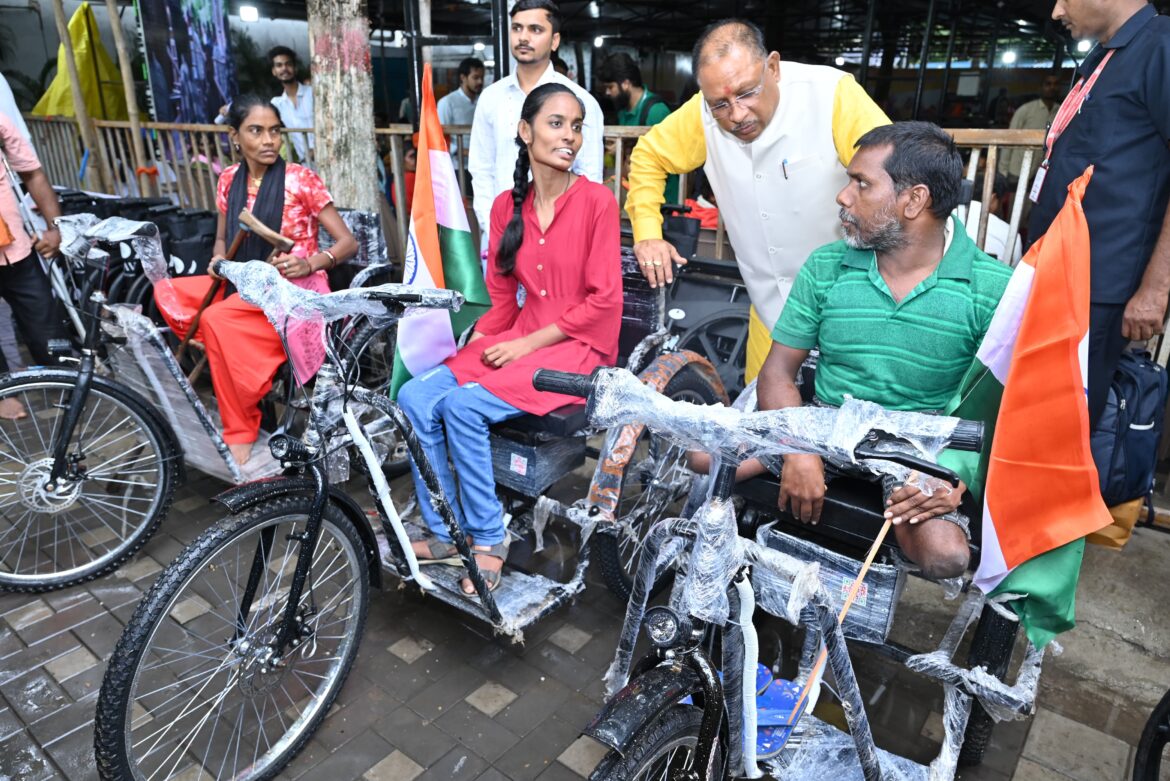 मुख्यमंत्री श्री विष्णुदेव साय के हाथों जनदर्शन कार्यक्रम में दिव्यांगों को मिली बैटरी चलित ट्राई साइकिल
