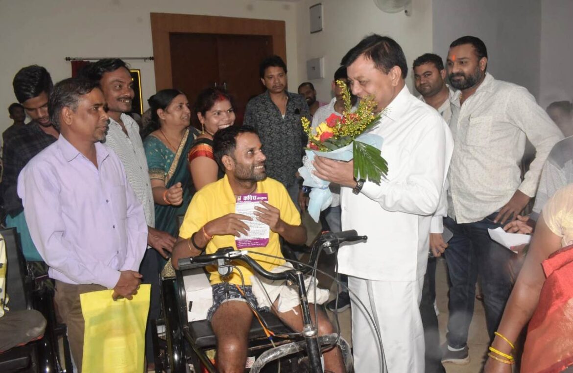 श्रम मंत्री श्री लखन लाल देवांगन ने दिव्यांगजनों को वितरित किए मोटराइज्ड ट्राइसाइकल