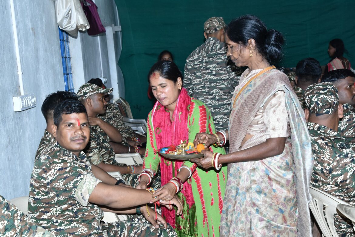 रक्षाबंधन पर बहनों ने जवानों को बांधी राखी, बहनों ने दी दीर्घायु होने की शुभकामनाएं